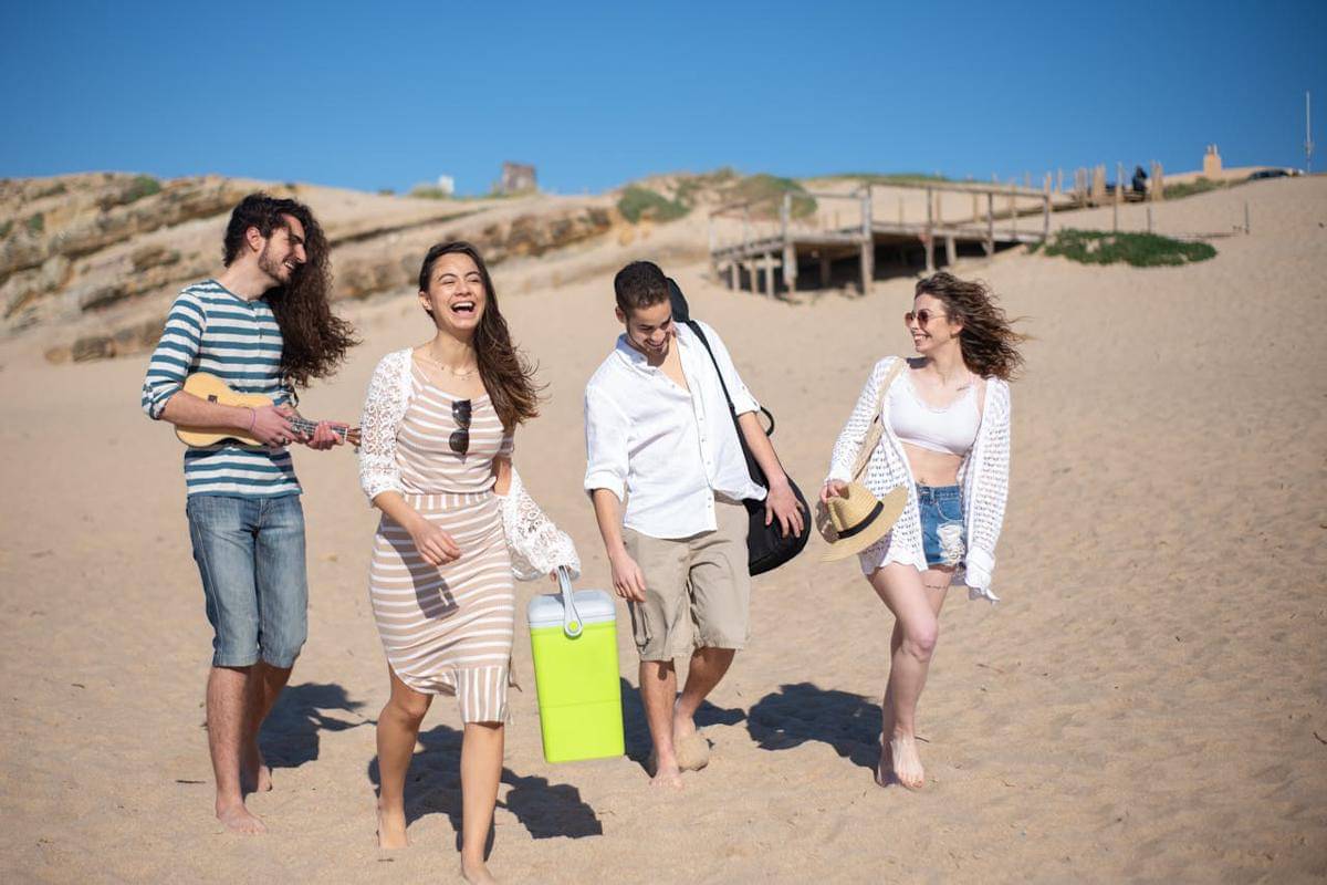 ilustrasi liburan ke pantai