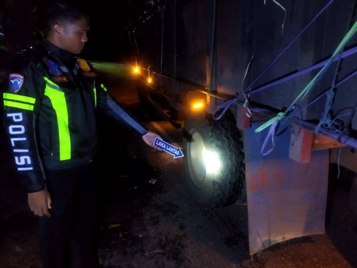 Kepolisian melakukan olah TKP peristiwa kecelakaan lalu lintas tragis terjadi di Jalan Umum Denpasar-Gilimanuk, Kabupaten Jembrana, Bali, pada Sabtu (22/11/2025) dini hari.