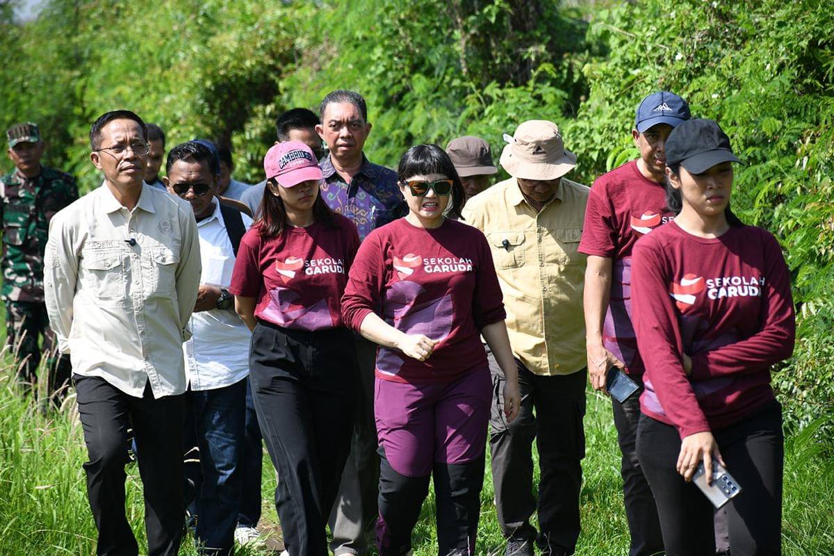Wamen Stella saat mengunjungi lokasi sekolah unggul garuda.