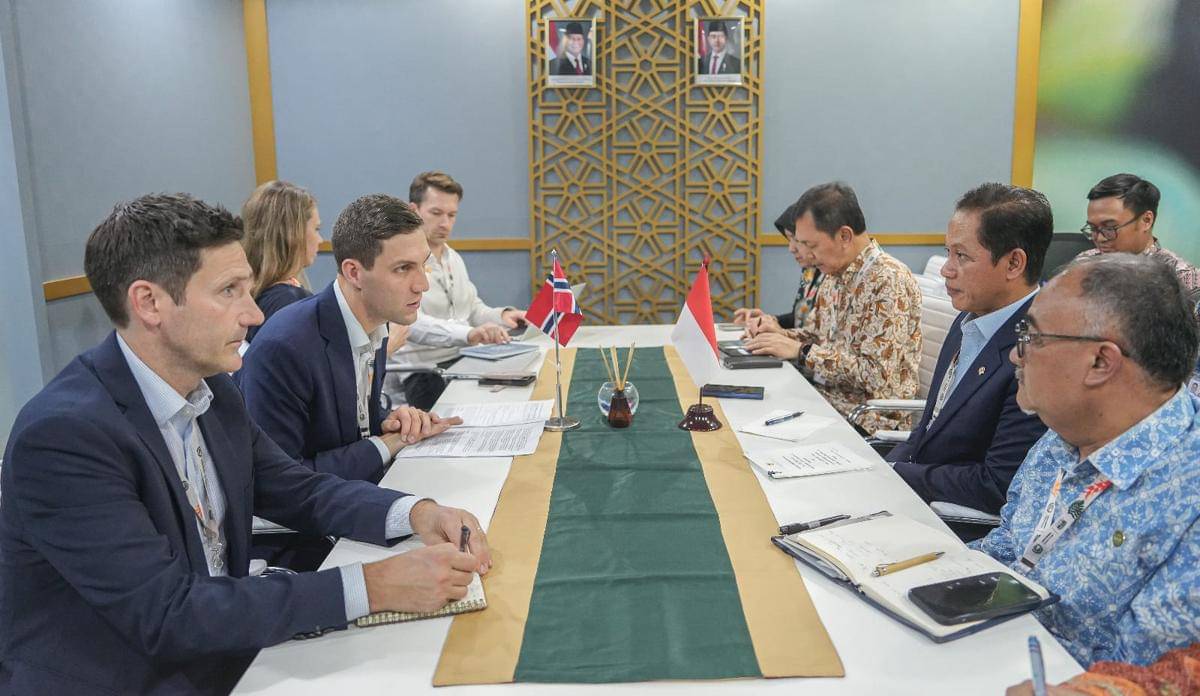 Menteri Lingkungan Hidup/Kepala Badan Pengendalian Lingkungan Hidup (KLH/BPLH), Hanif Faisol Nurofiq (tengah di barisan kanan) dan Menteri Iklim dan Lingkungan Norwegia, Andreas Bjelland Eriksen, menghasilkan kesepakatan strategis untuk memfinalisasi Mitigation Outcome Purchase Agreement (MOPA) serta GBI Programme Rules(Foto : Kementerian Lingkungan Hidup RI)
