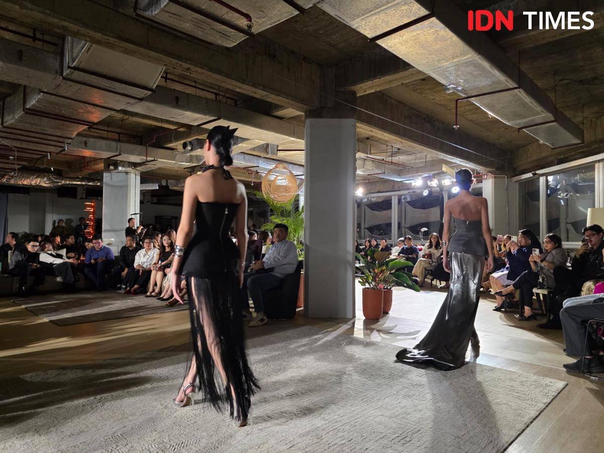 Koleksi terbaru Yosafat Dwi Kurniawan bertajuk “Time Dilation” yang ditampilkan di PITA SCBD - Sequis Center