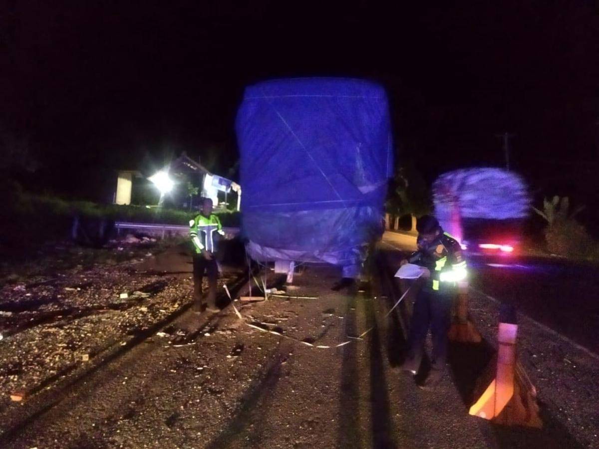 Kepolisian melakukan olah TKP peristiwa kecelakaan lalu lintas tragis terjadi di Jalan Umum Denpasar-Gilimanuk, Kabupaten Jembrana, Bali, pada Sabtu (22/11/2025) dini hari