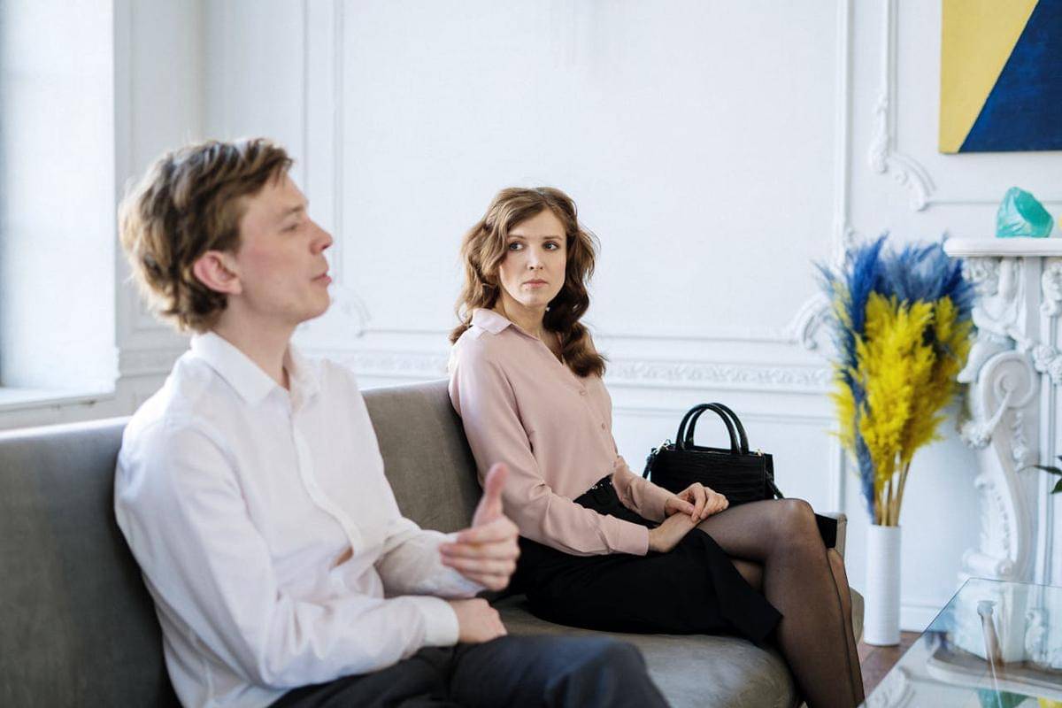 ilustrasi pasangan bicara