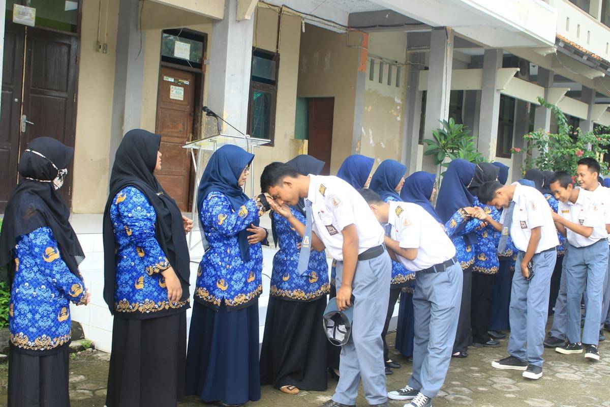 ilustrasi murid salim dengan guru