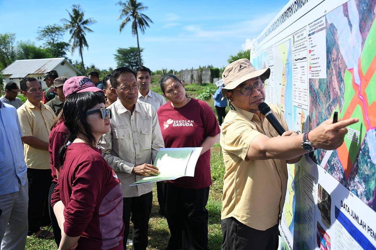 Wamen Stella saat mengunjungi lokasi sekolah unggul garuda.
