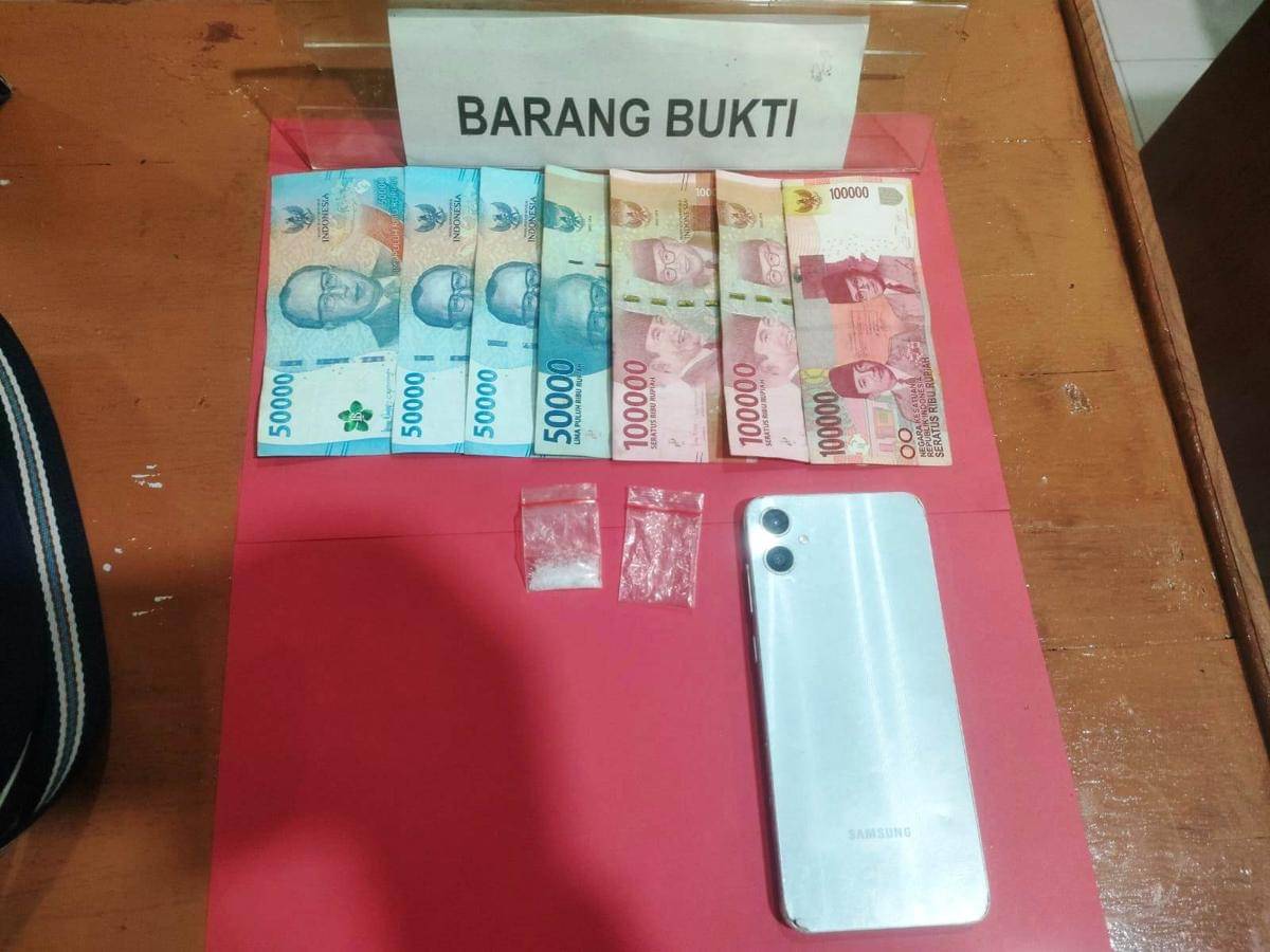 Satu paket sabu-sabu siap edar, uang tunai dan HP dijadikan BB polisi 