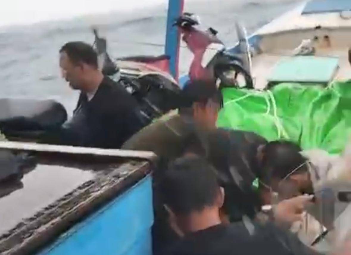 Diterjang ombak, kapal di Kalbar terpaksa buang sembako. 