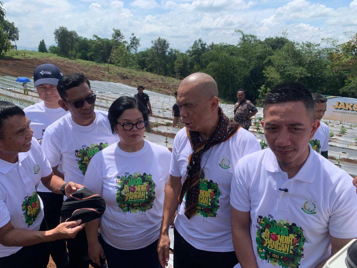 Kejaksaan Republik Indonesia meluncurkan program Jaksa Mandiri Pangan melalui penanaman bibit hortikultura cabai dan bawang merah di Desa Lebak Asih, Kecamatan Curugbitung, Kabupaten Lebak (IDN Times/Muhamad Iqbal)