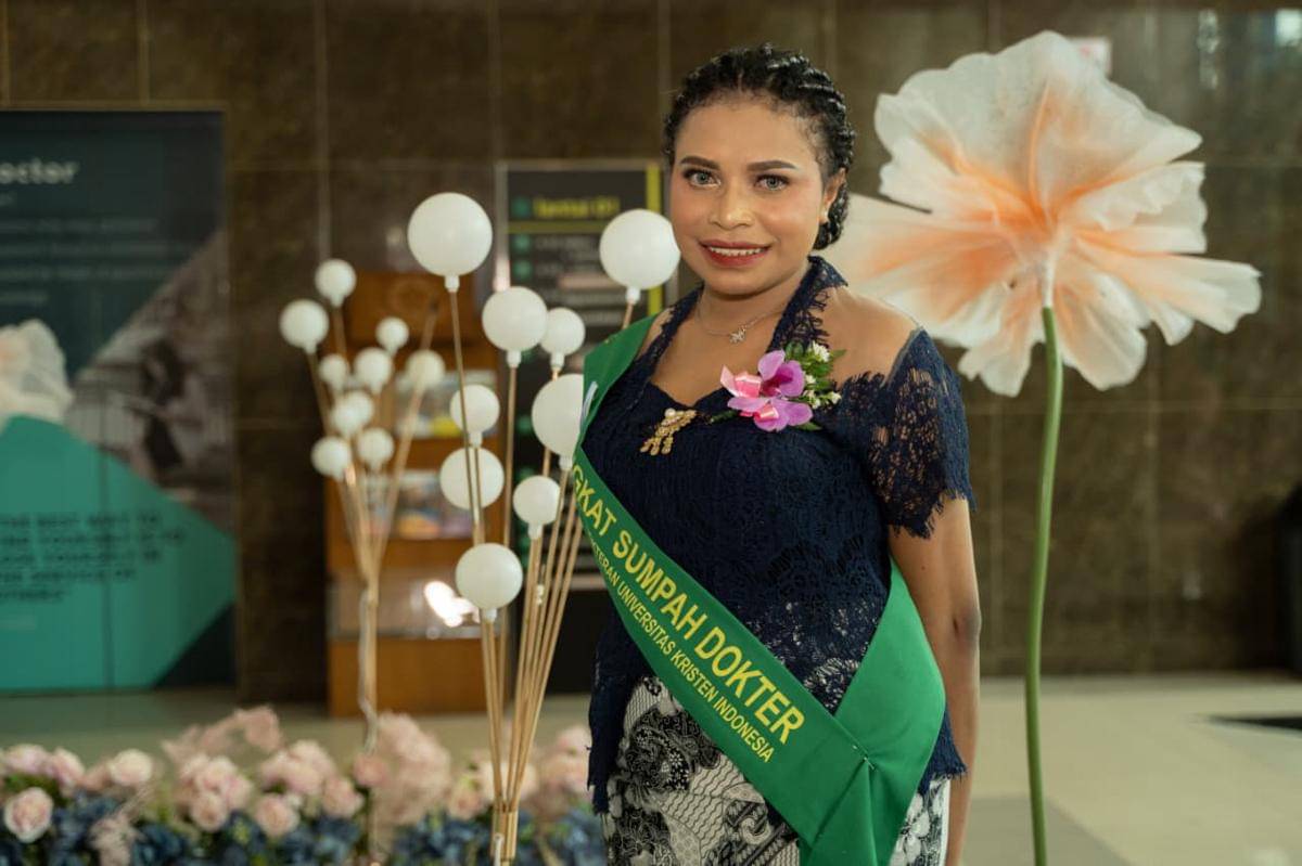 Tiga putra putri suku Amungmo dan Kamoro raih gelar dokter. (Dok. PTFI)