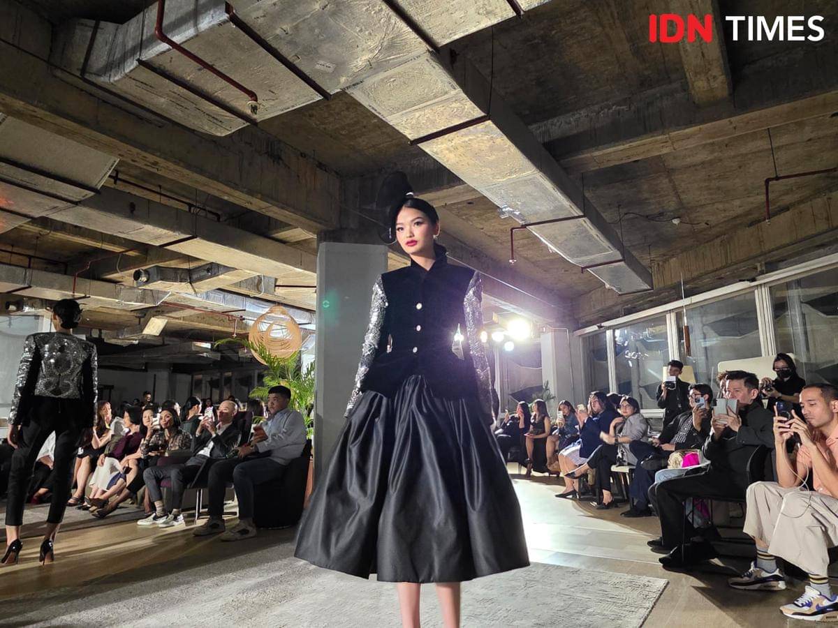 Koleksi terbaru Yosafat Dwi Kurniawan bertajuk “Time Dilation” yang ditampilkan di PITA SCBD - Sequis Center