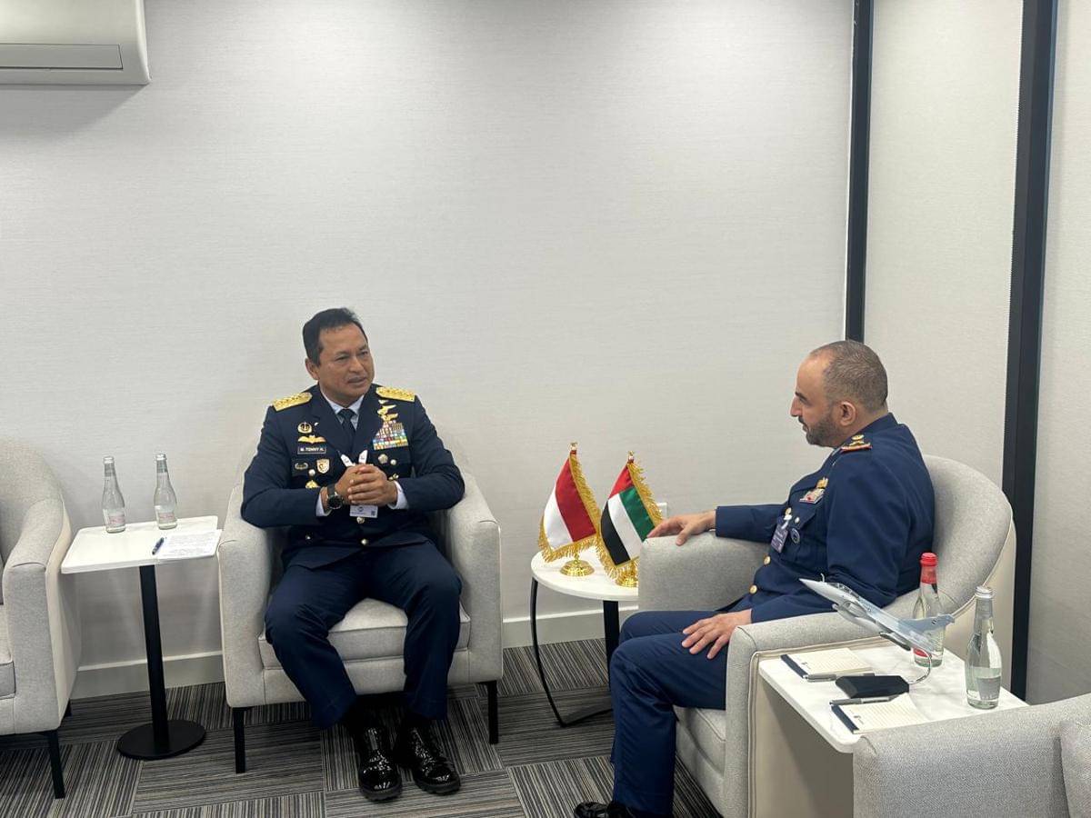 Kepala Staf Angkatan Udara (KSAU) Marsekal TNI M Tonny Harjono melakukan kunjungan kehormatan dengan Commander of the UAE Air Force and Air Defense (UAE-AFAD), Major General Rashed Mohammed Al-Shamsi, di Dubai, Kamis (20/11/2025) (dok. Dispenau)
