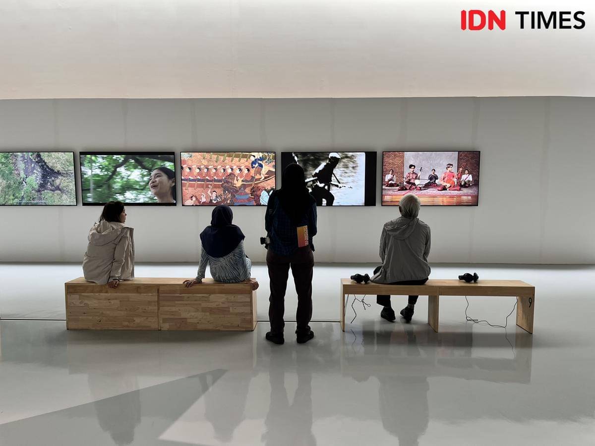 Potret turis menyaksikan budaya Thailand di Bangkok Art & Culture Centre, Thailand 