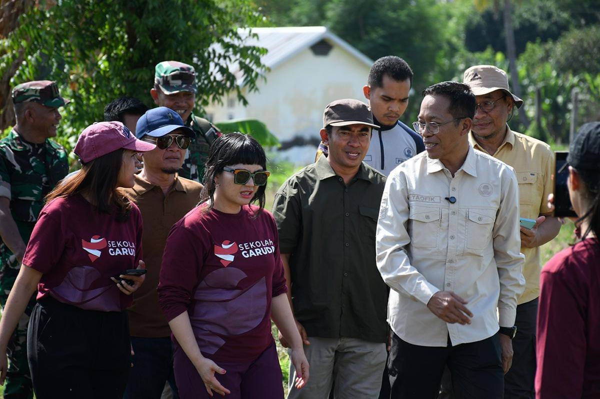 Wamen Stella saat mengunjungi lokasi sekolah unggul garuda.