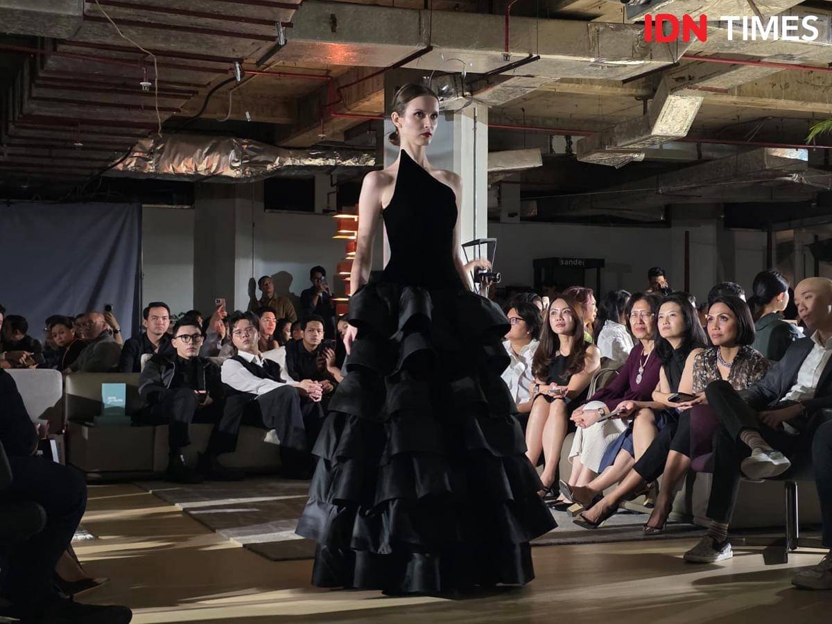 Koleksi terbaru Yosafat Dwi Kurniawan bertajuk “Time Dilation” yang ditampilkan di PITA SCBD - Sequis Center