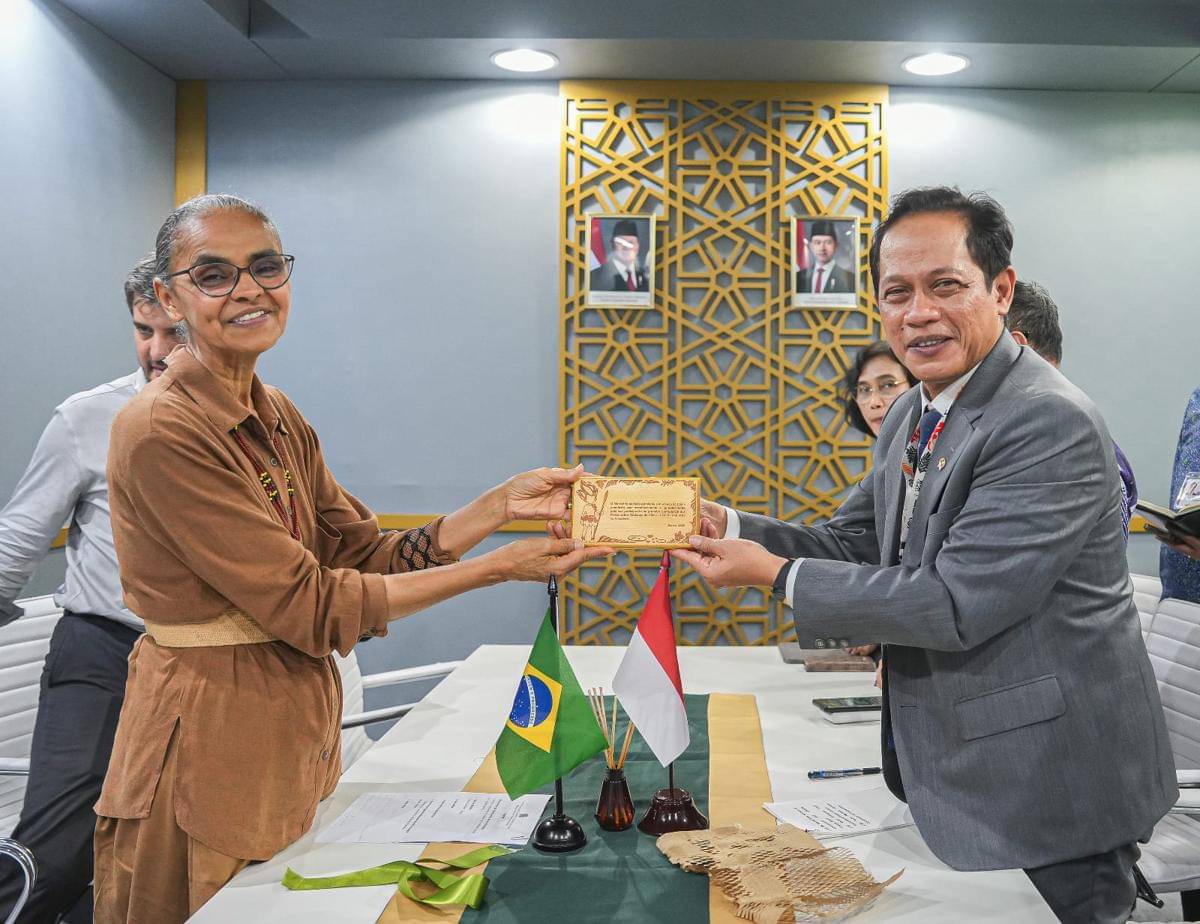 Pertemuan bilateral antara Menteri Lingkungan Hidup/Kepala Badan Perlindungan Lingkungan Indonesia, Hanif Faisol Nurofiq (kanan) dan Menteri Lingkungan Hidup serta Perubahan Iklim Brasil, Marina Silva,/dok. (Foto: Kementerian Lingkungan Hidup RI)