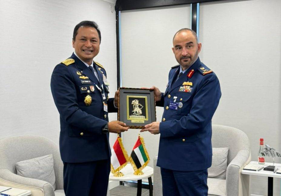 Kepala Staf Angkatan Udara (KSAU) Marsekal TNI M Tonny Harjono melakukan kunjungan kehormatan dengan Commander of the UAE Air Force and Air Defense (UAE-AFAD), Major General Rashed Mohammed Al-Shamsi, di Dubai, Kamis (20/11/2025) (dok. Dispenau)