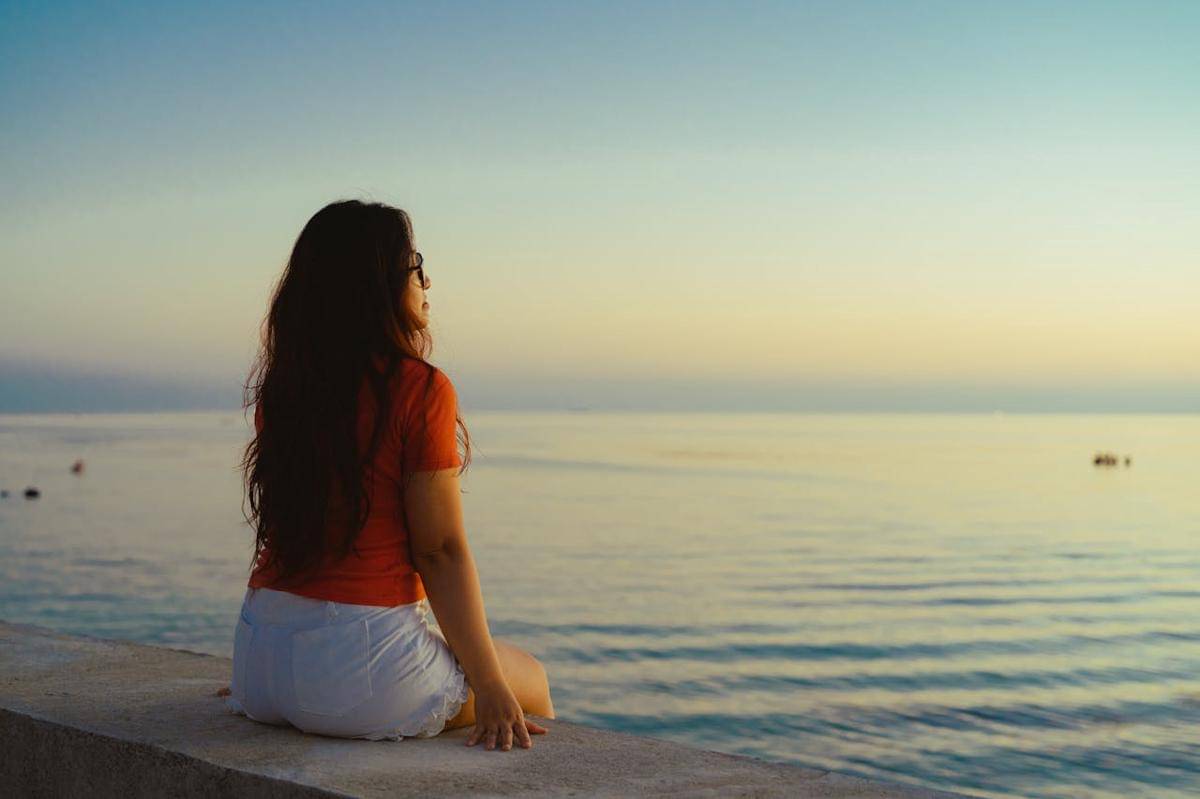 ilustrasi cewek di tepi pantai