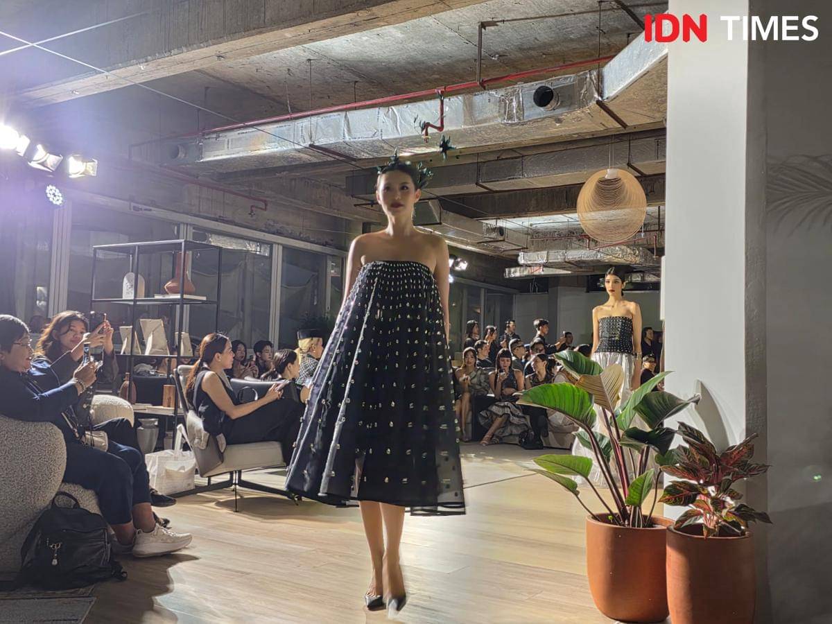 Koleksi terbaru Yosafat Dwi Kurniawan bertajuk “Time Dilation” yang ditampilkan di PITA SCBD - Sequis Center