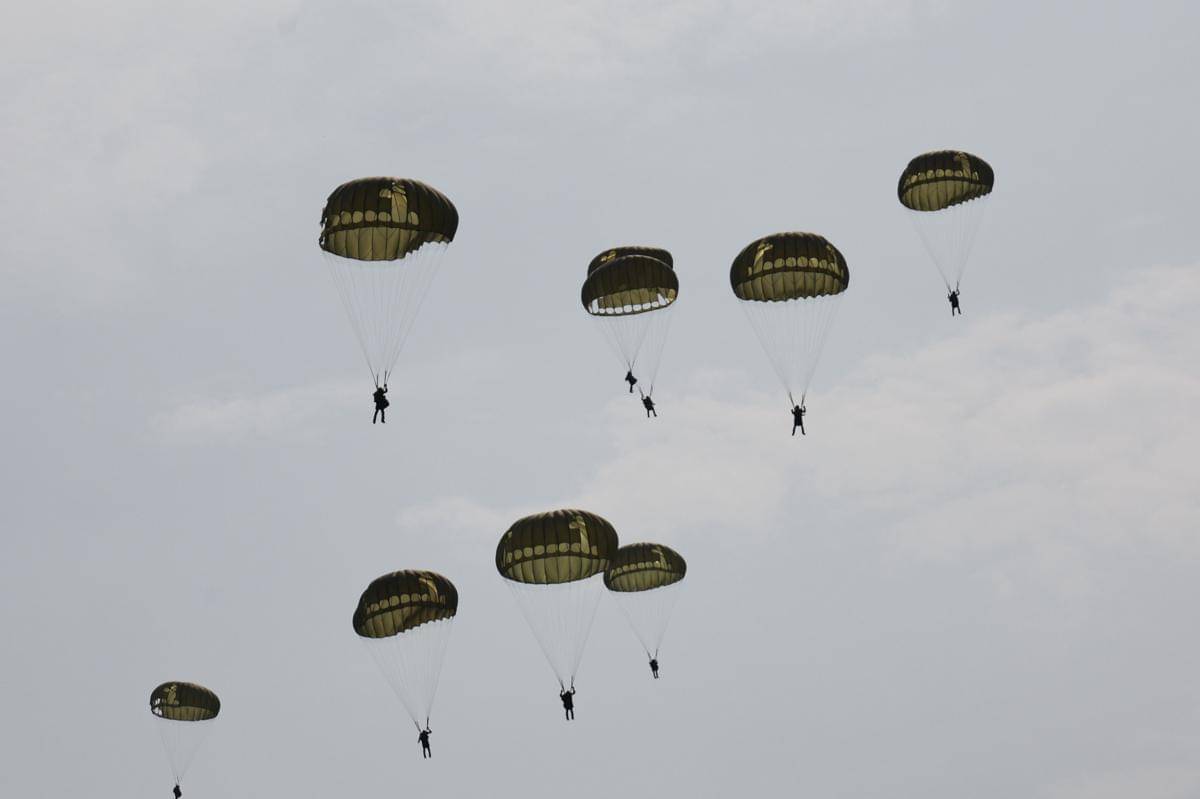 Prajurit TNI lakukan latihan terintegrasi 2025 di Morowali. Namun, ada insiden saat terjun payung