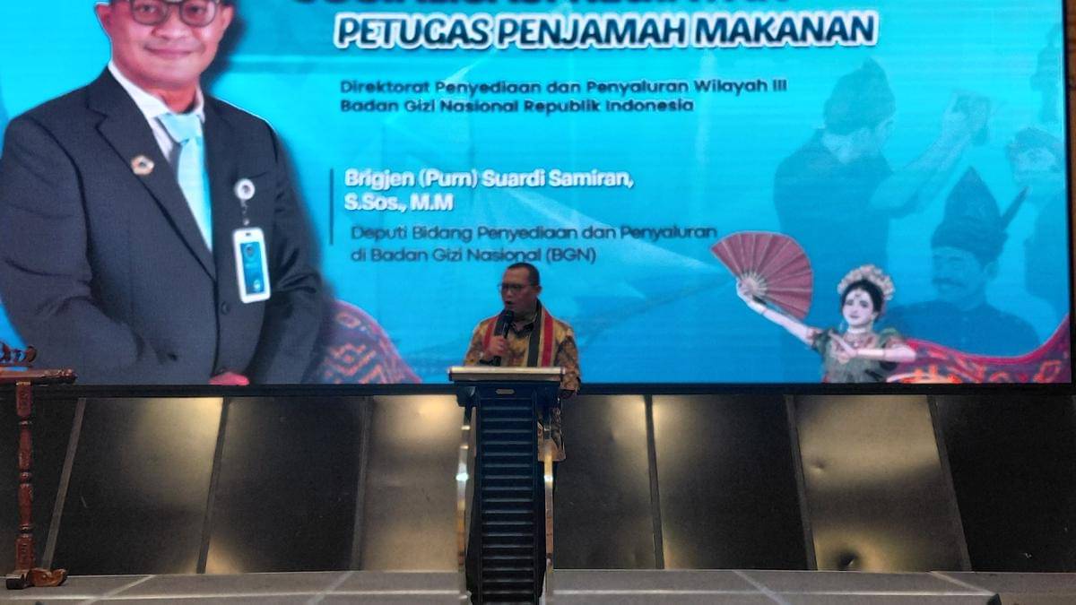 Deputi Bidang Penyediaan dan Penyaluran BGN, Brigjen (Purn.) Suardi Samiram paga kegiatan Sosialisasi Penjamah Makanan di Makassar, Sabtu (22/11/2025). (Dok. BGN)