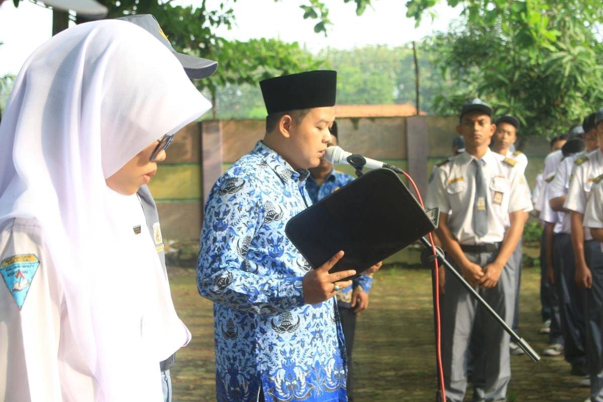 ilustrasi membaca pidato