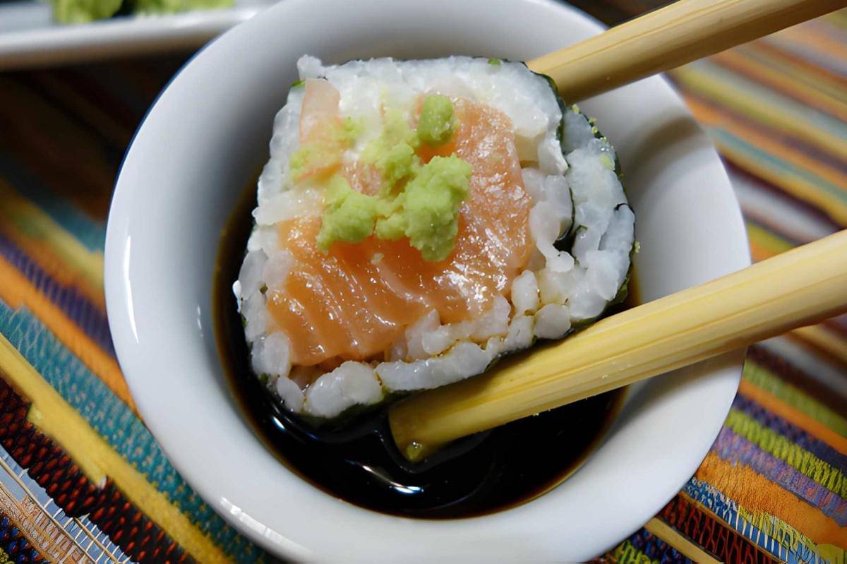 Mencelupkan sushi ke dalam kecap asin