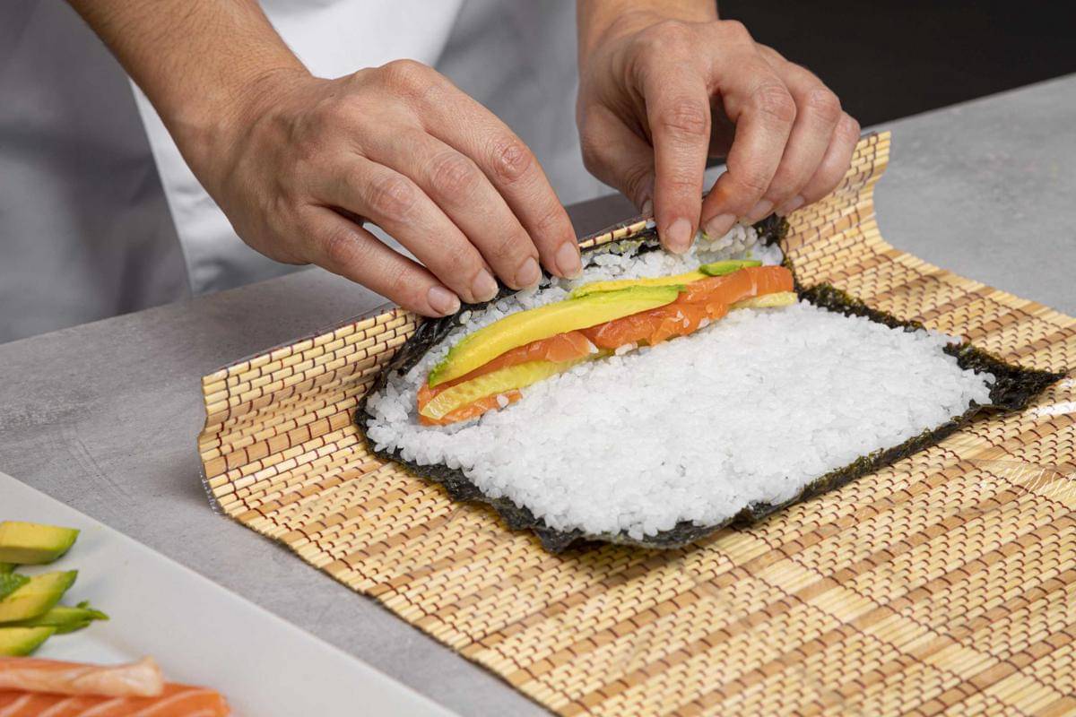 Menggulung sushi