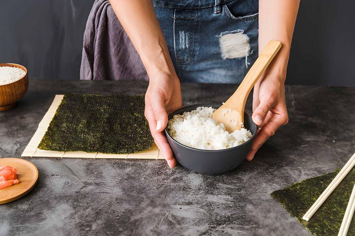 Menyiapkan nasi untuk membuat sushi