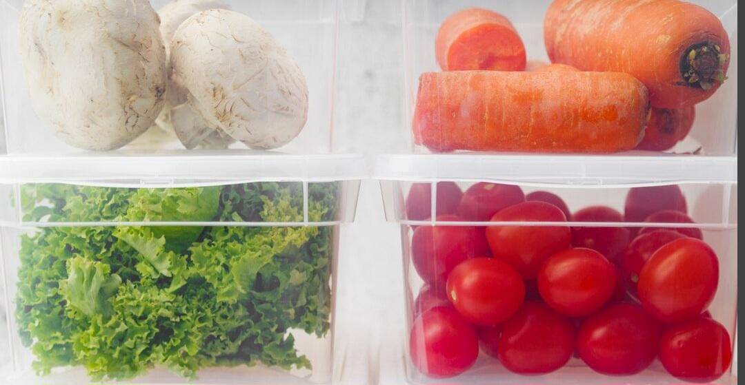 ilustrasi menyimpan selada dalam wadah di kulkas