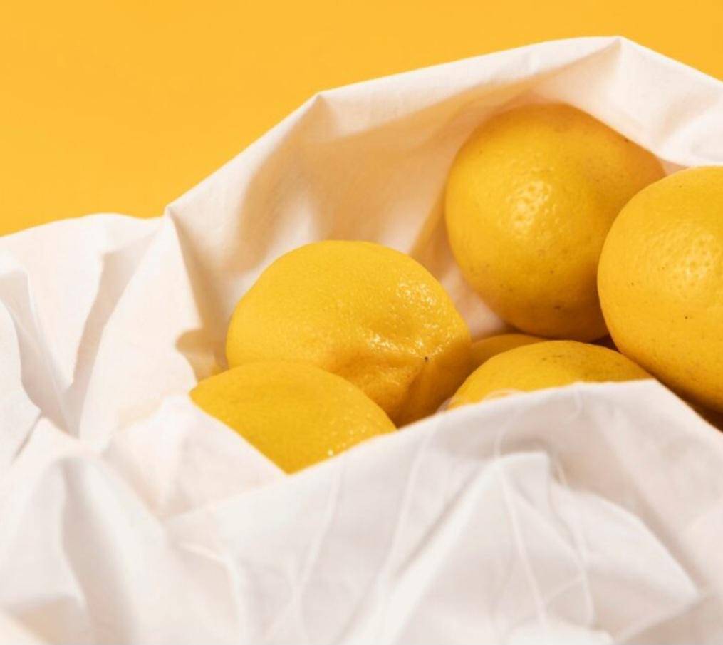 ilustrasi masukkan lemon ke kantong terbuka