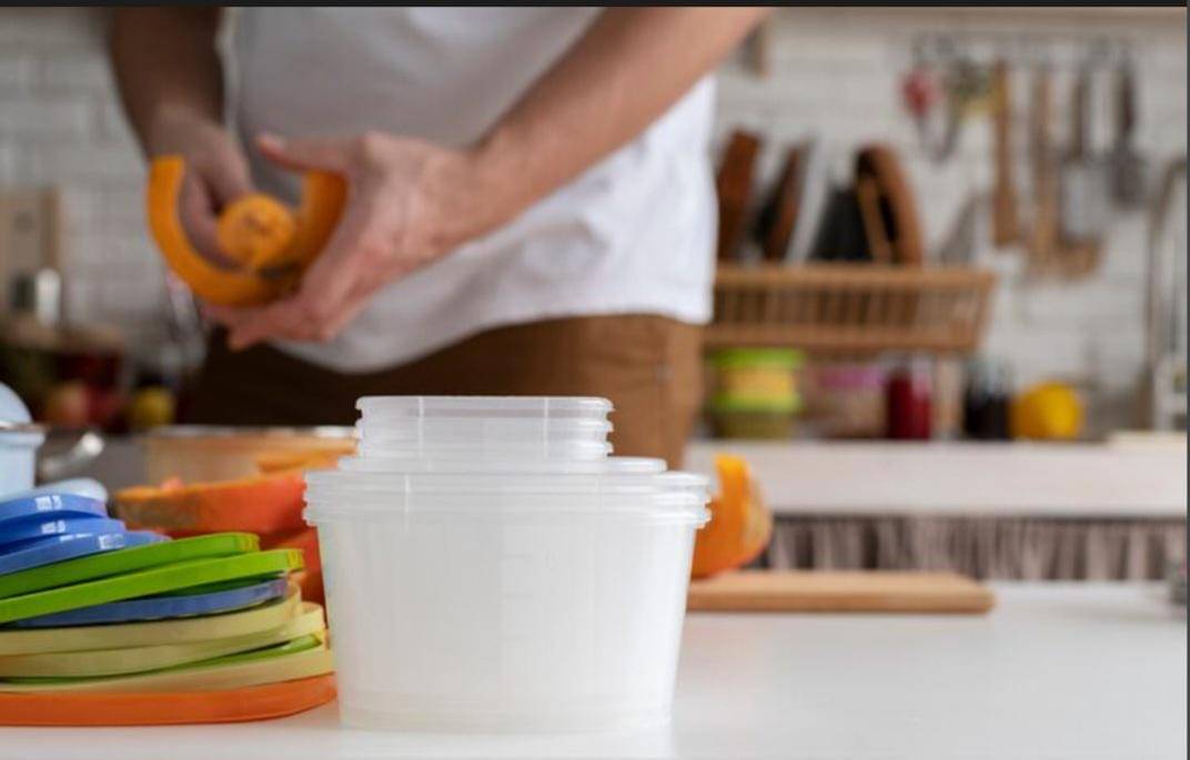 ilustrasi pisahkan wadah plastik dan tutupnya (freepik.com/freepik)