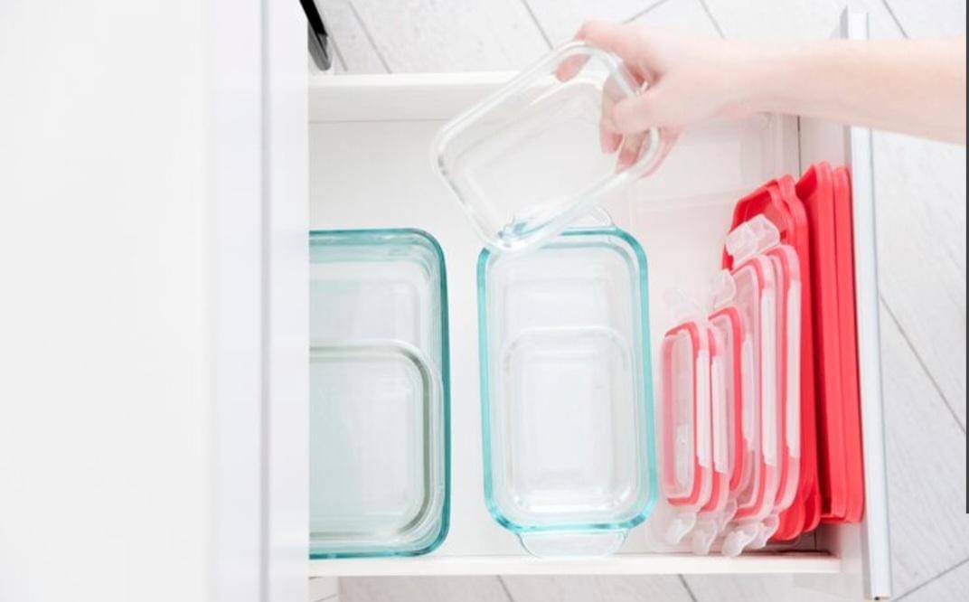 ilustrasi menyimpan wadah plastik (freepik.com/freepik)