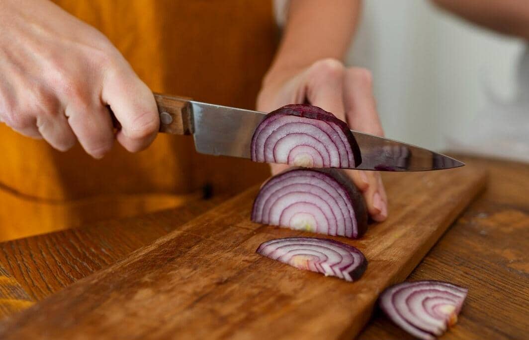 ilustrasi memotong bawang merah