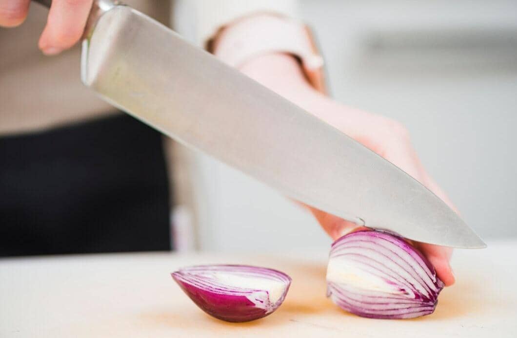 ilustrasi memotong bawang merah dengan pisau tajam