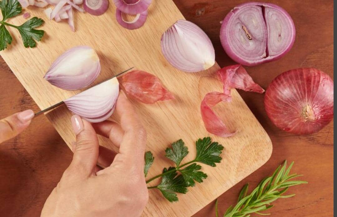 ilustrasi memotong bawang merah