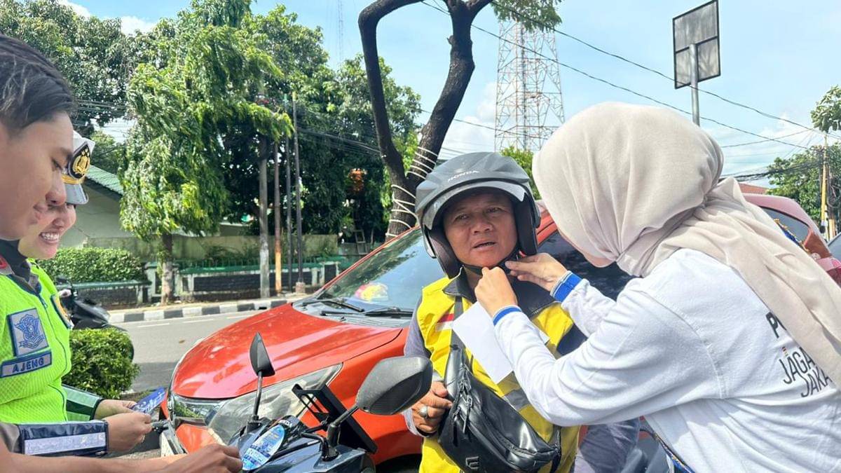 Petugas memeriksa kelengkapan kendaraan pengendara di Tangerang