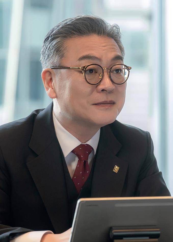 still cut Kim Eui Sung sebagai Ko Seung Cheol di drama Beyond the Bar