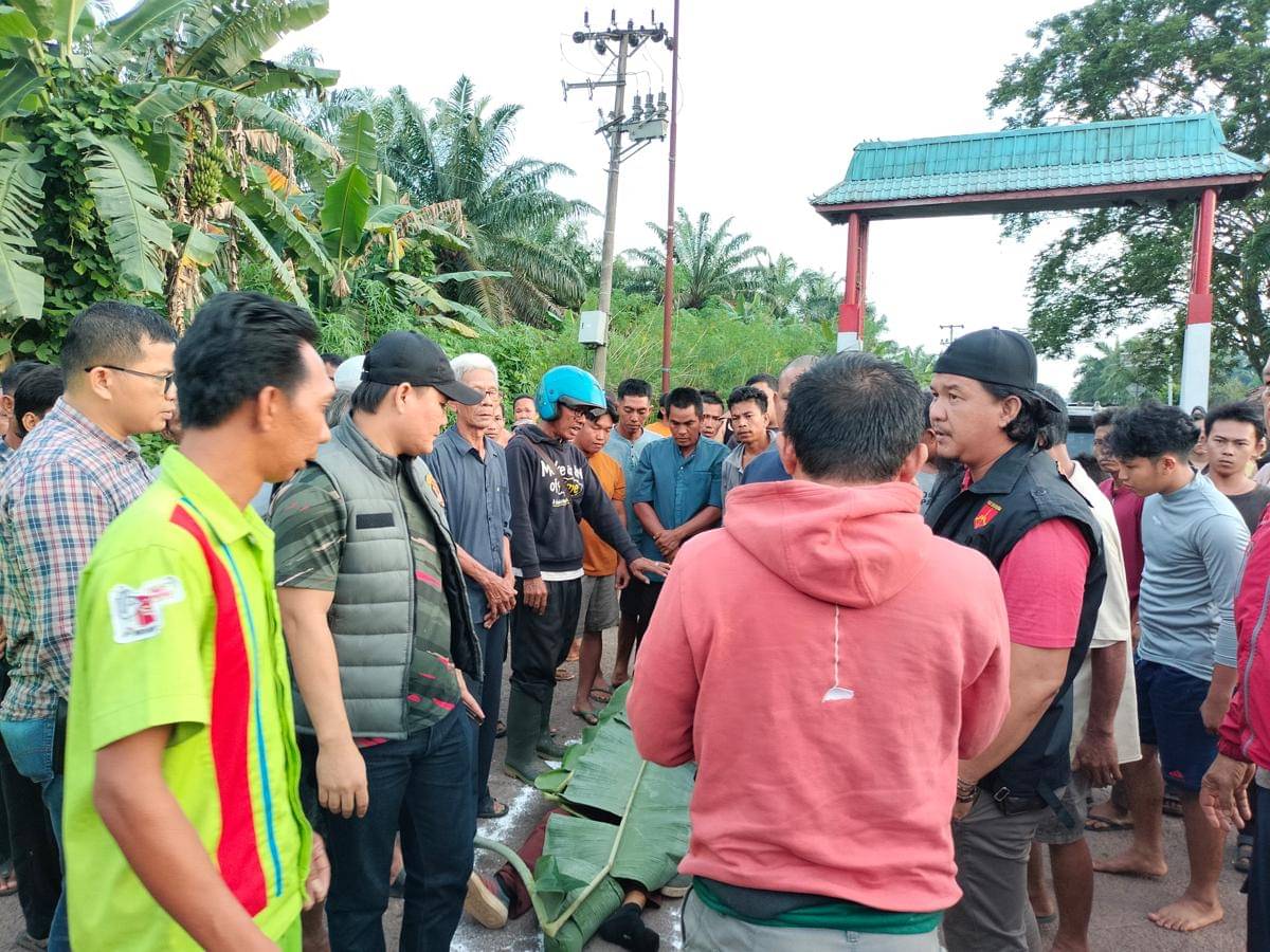 Polsek Lais saat melakukan olah TKP dan mengevakuasi korban pembunuhan di Jalan Raya Dusun II Desa Teluk Kijing III.