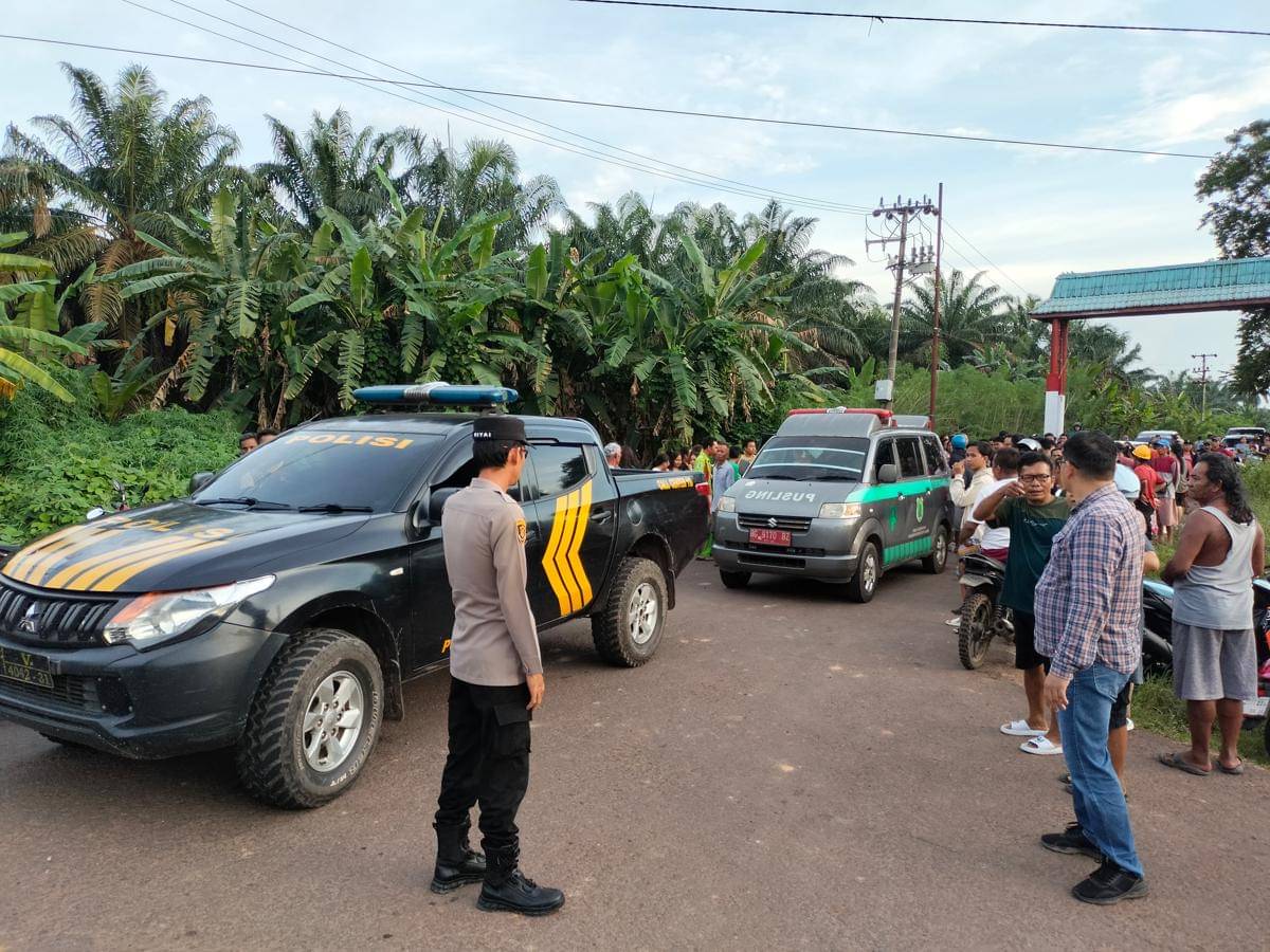 Polsek Lais saat melakukan olah TKP dan mengevakuasi korban pembunuhan di Jalan Raya Dusun II Desa Teluk Kijing III.
