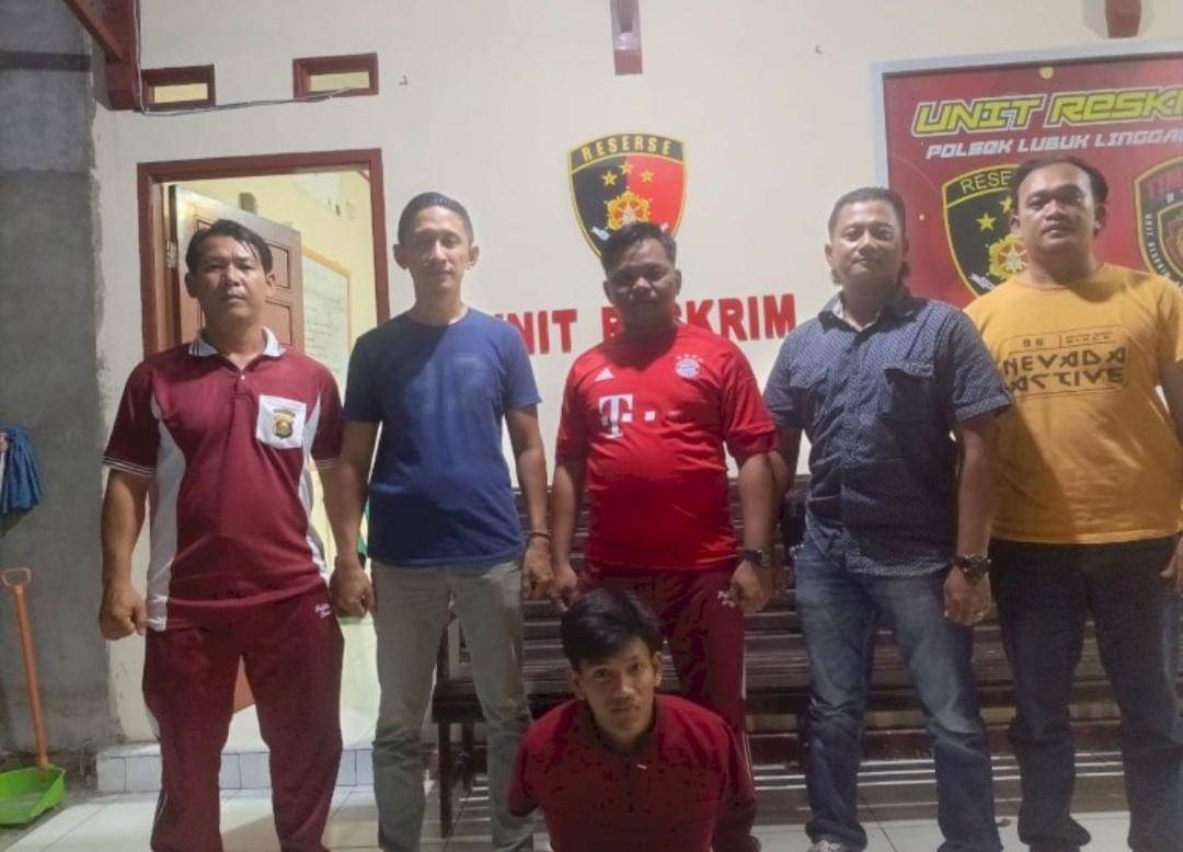 Pelaku penusukan saat diringus polisi.