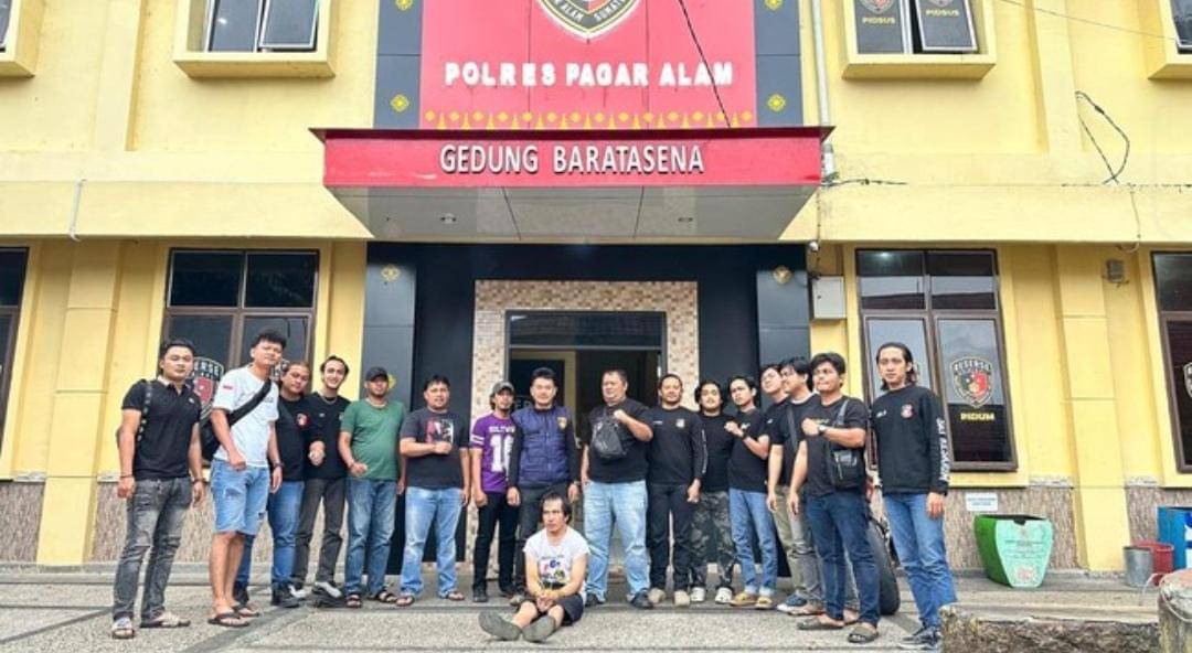 Pelaku hipnotis dua mahasiswa di Bengkulu saat diringkus polisi.