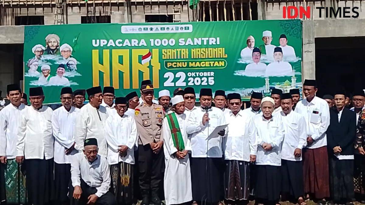 Ketua PCNU Magetan, KH Susanto Khoirul Fatwa tengah pegang mic. IDN Times/Riyanto.