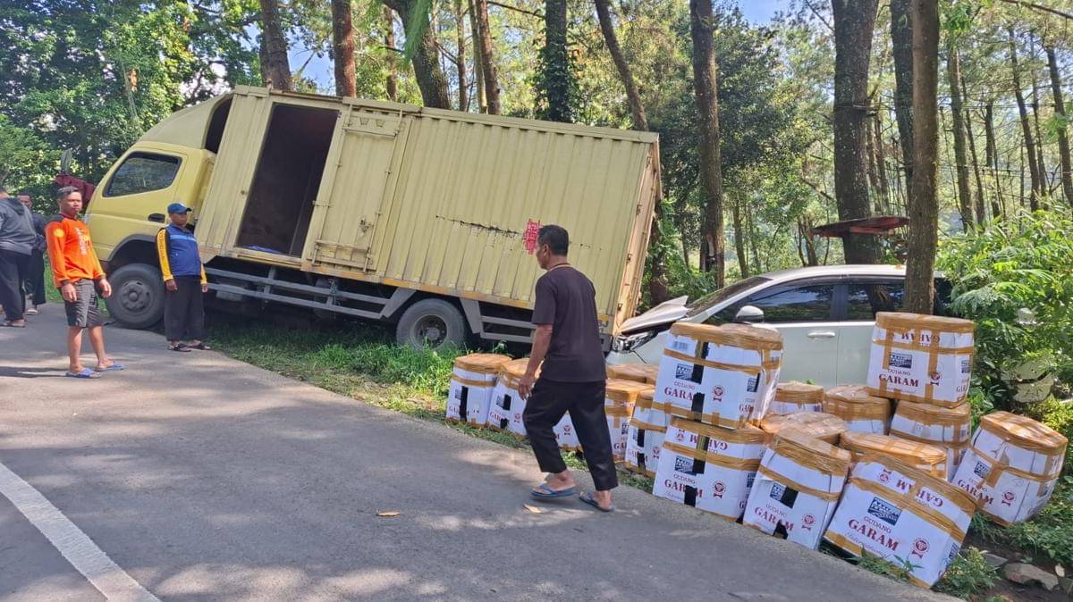Truk boks  berat mundur dan tabrak Innova di jalan wisata telaga Sarangan Magetan. IDN Times/Royanto.