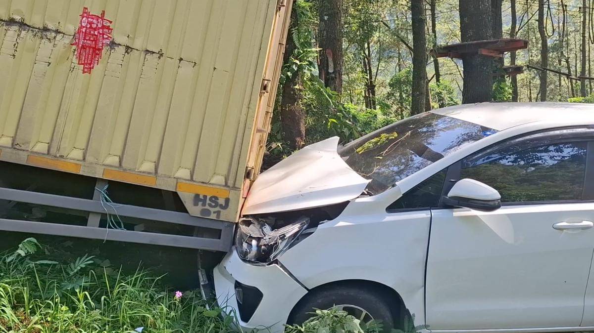 Truk boks bemuatan berat mundur dan tabrak Innova di jalan wisata telaga Sarangan Magetan. IDN Times/Royanto.