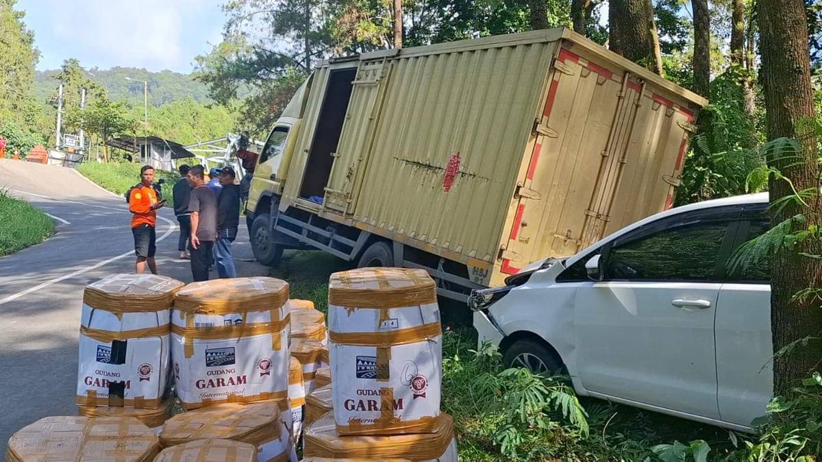 Truk boks bemuatan berat mundur dan tabrak Innova di jalan wisata telaga Sarangan Magetan. IDN Times/Royanto.