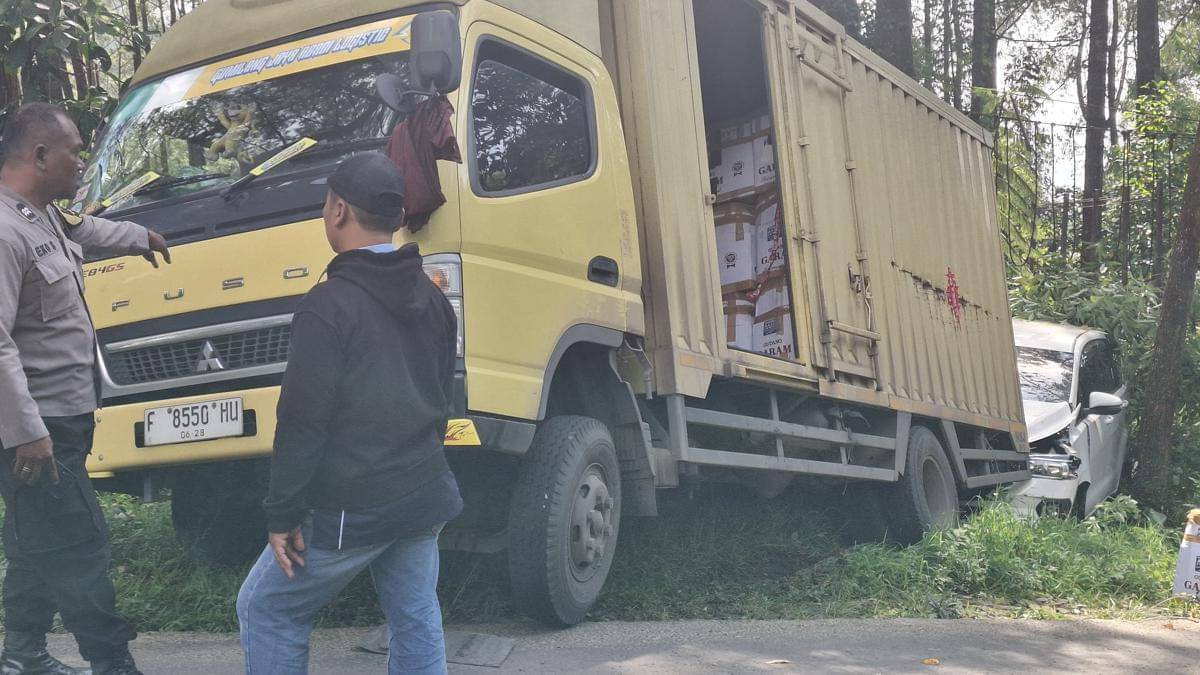 Truk boks bemuatan berat mundur dan tabrak Innova di jalan wisata telaga Sarangan Magetan. IDN Times/Royanto.
