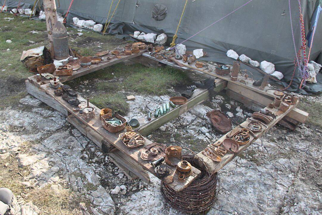 potret sisa-sisa artefak militer Perang Dunia I yang ditemukan di Dolomites, termasuk kawat berduri dan peralatan berkarat