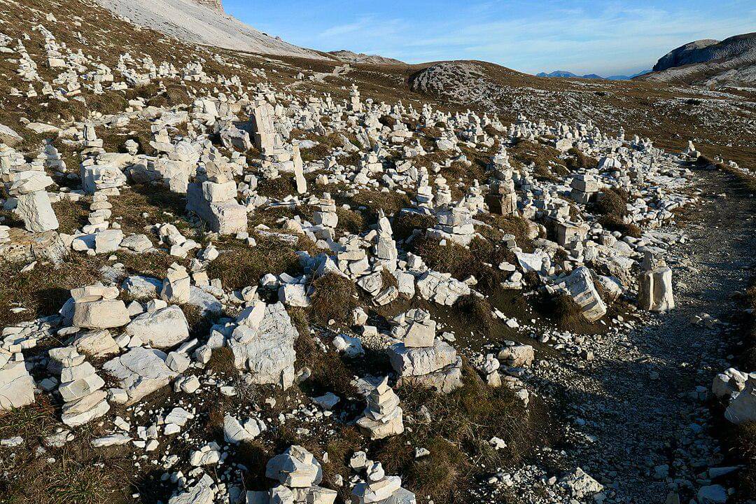 potret tumpukan batuan dolomit berwarna terang yang mendominasi kawasan pegunungan Dolomites