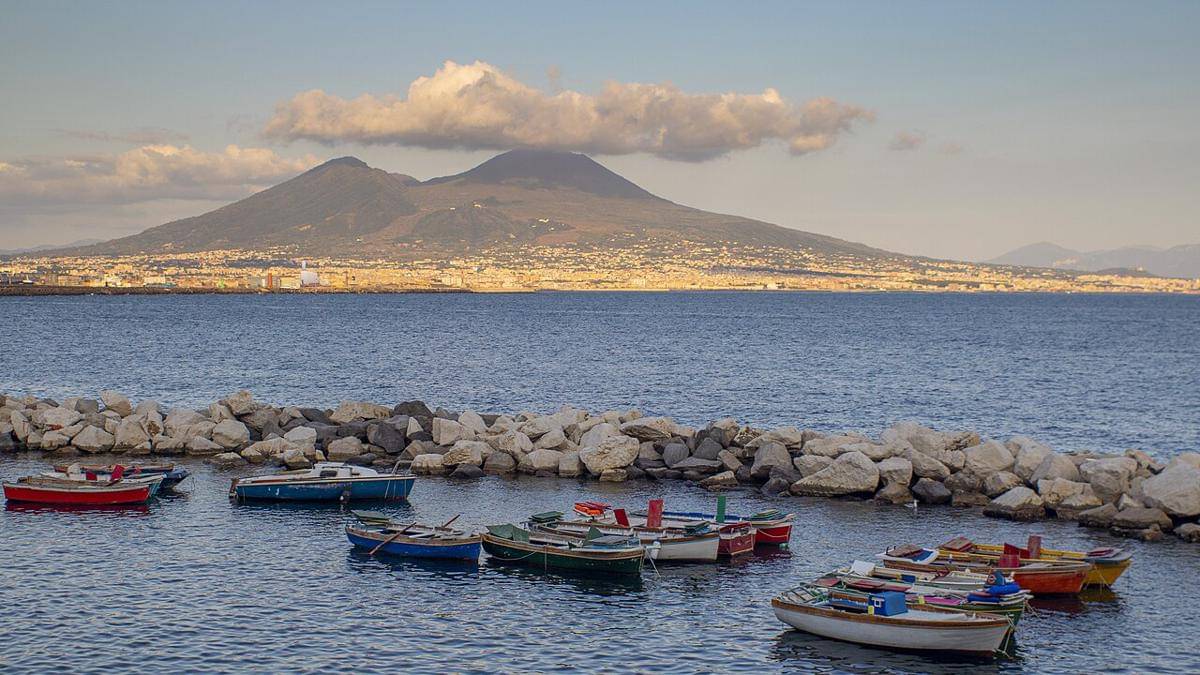 Pemandangan Vesuvius dari Teluk Napoli, di mana kota modern terletak di antara gunung dan laut.