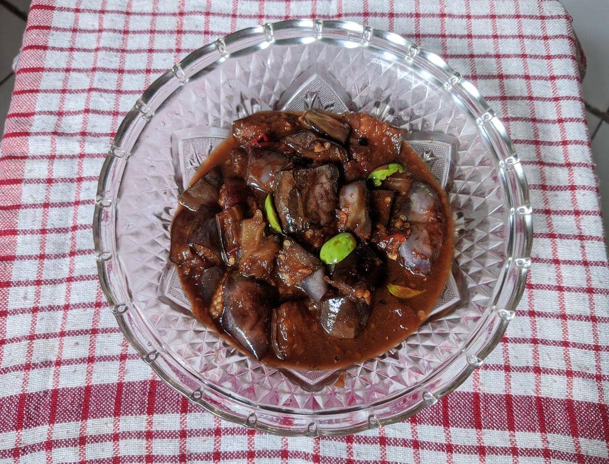 ilustrasi semangkuk terung bumbu kecap